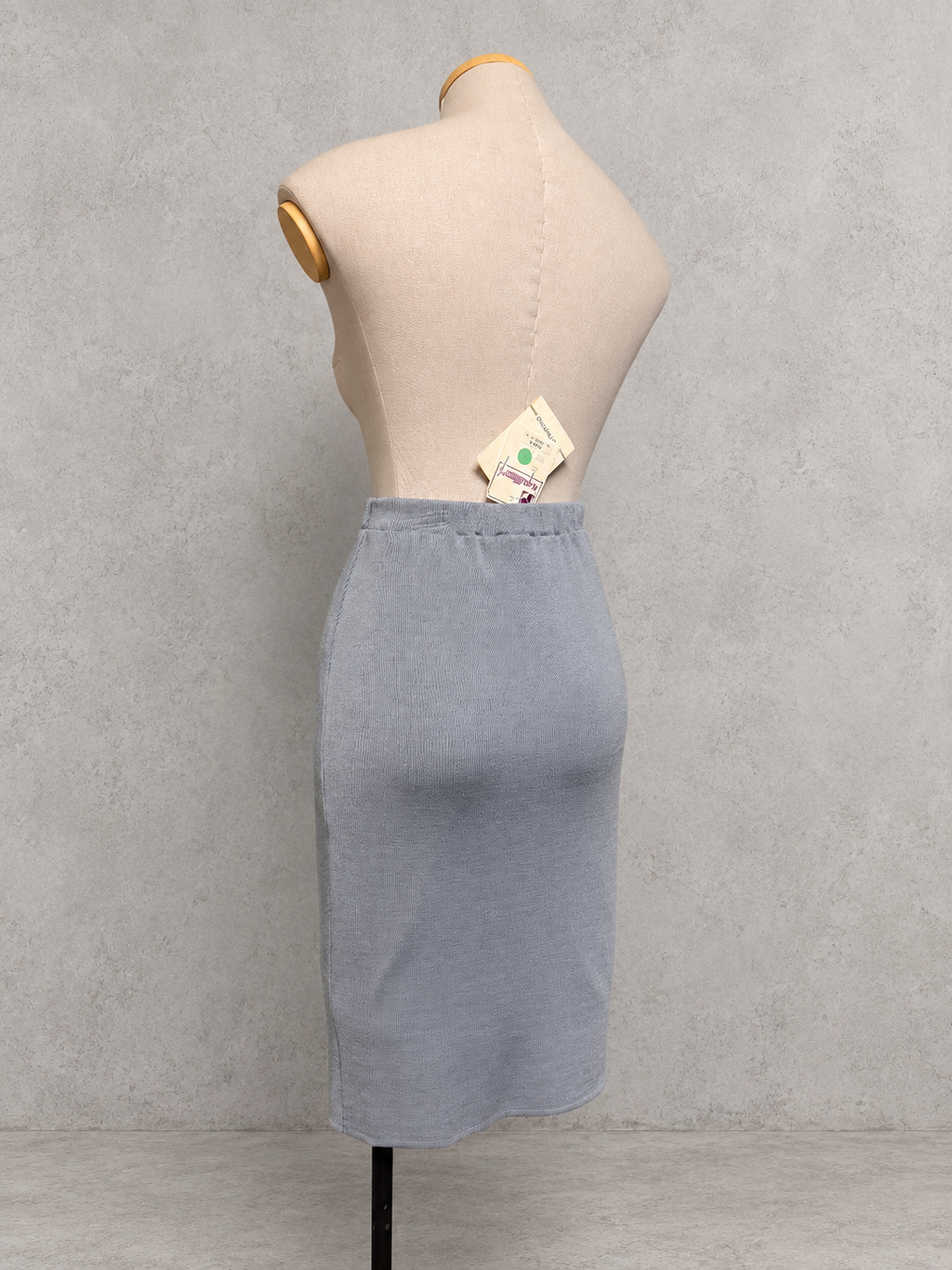 Jupe vintage mi-longue en maille laine merinos gris perle – taille haute, coupe crayon