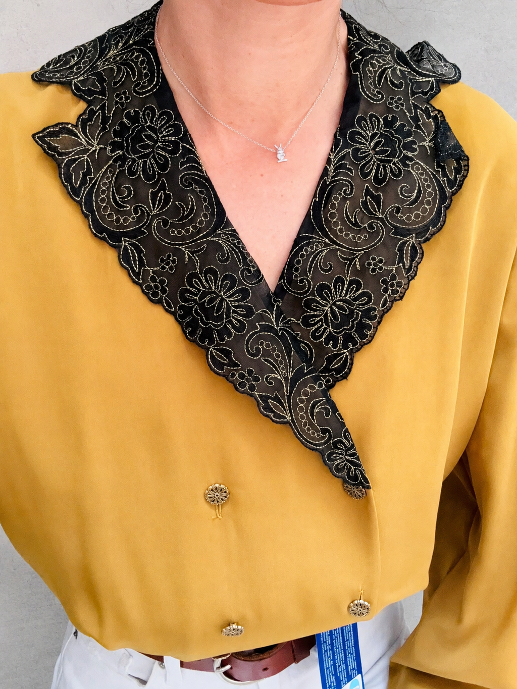 Chemisier vintage jaune moutarde luxe col croisé noir doré