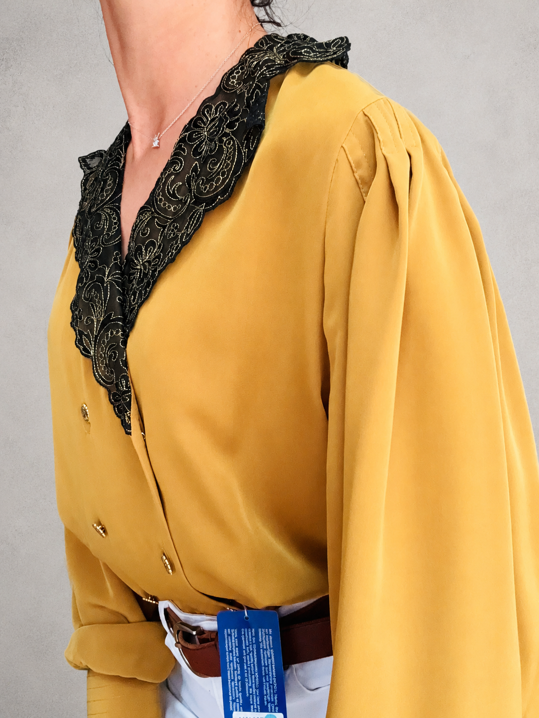 Chemisier vintage jaune moutarde luxe col croisé noir doré