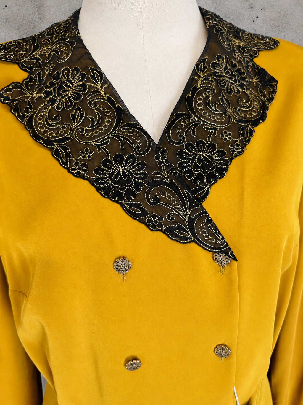 Chemisier vintage jaune moutarde luxe col croisé noir doré