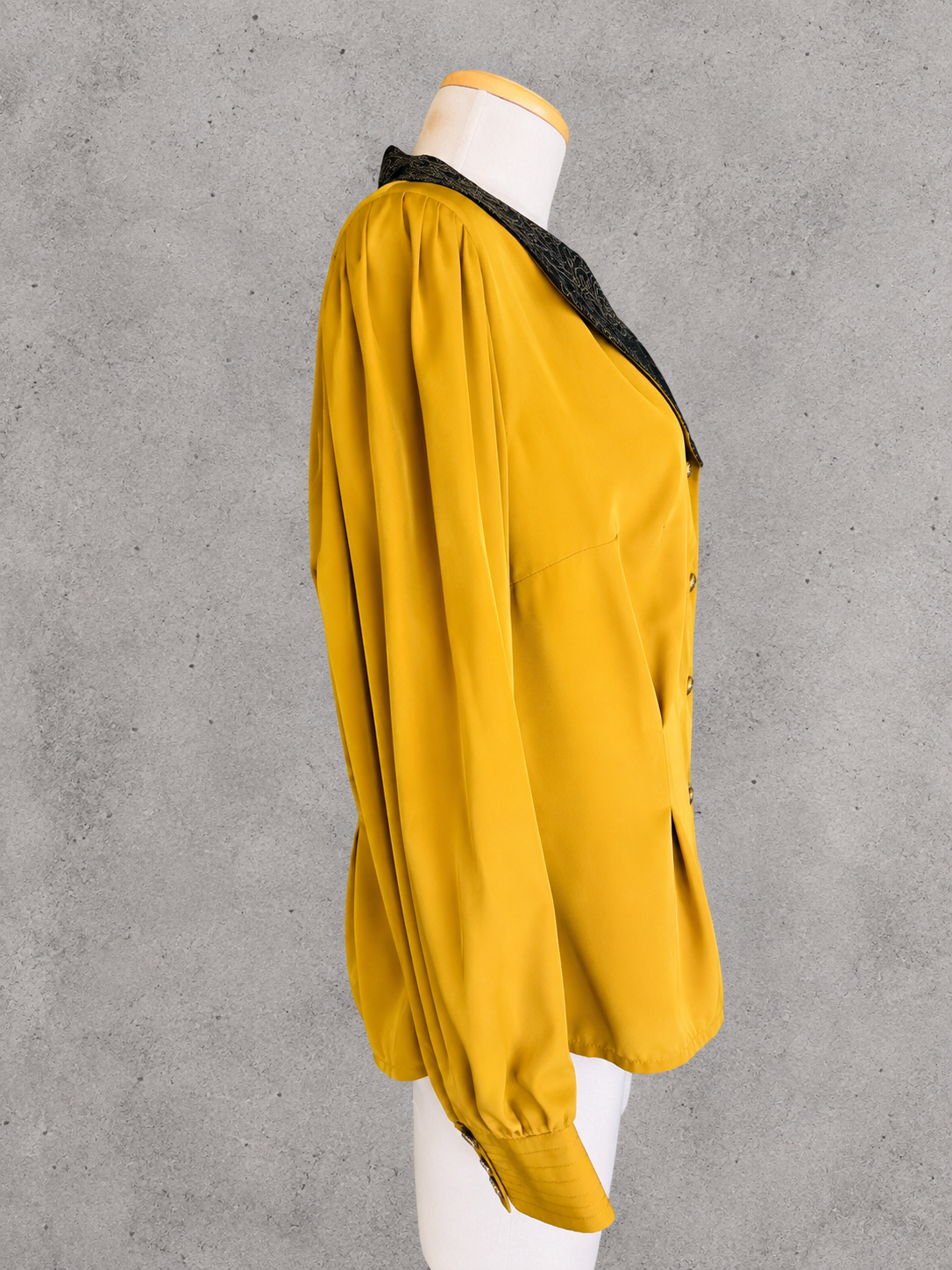 Chemisier vintage jaune moutarde luxe col croisé noir doré