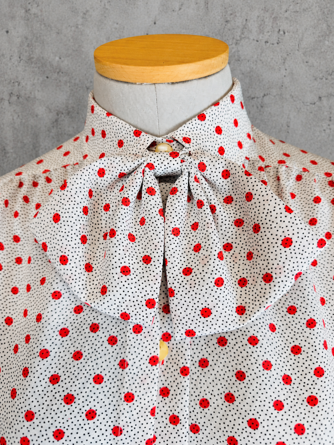 Chemisier vintage col lavalier pois rouge