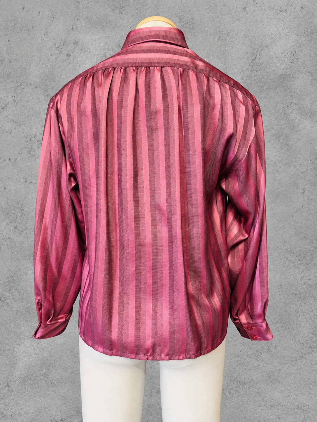 Chemisier rétro rose framboise à col lavallière et rayures satinées