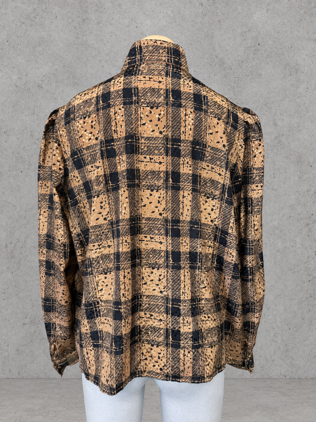 Chemisier vintage tartan beige noir carreaux col montant rétro