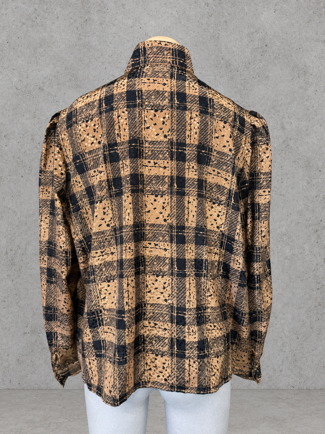 Chemisier vintage tartan beige noir carreaux col montant rétro