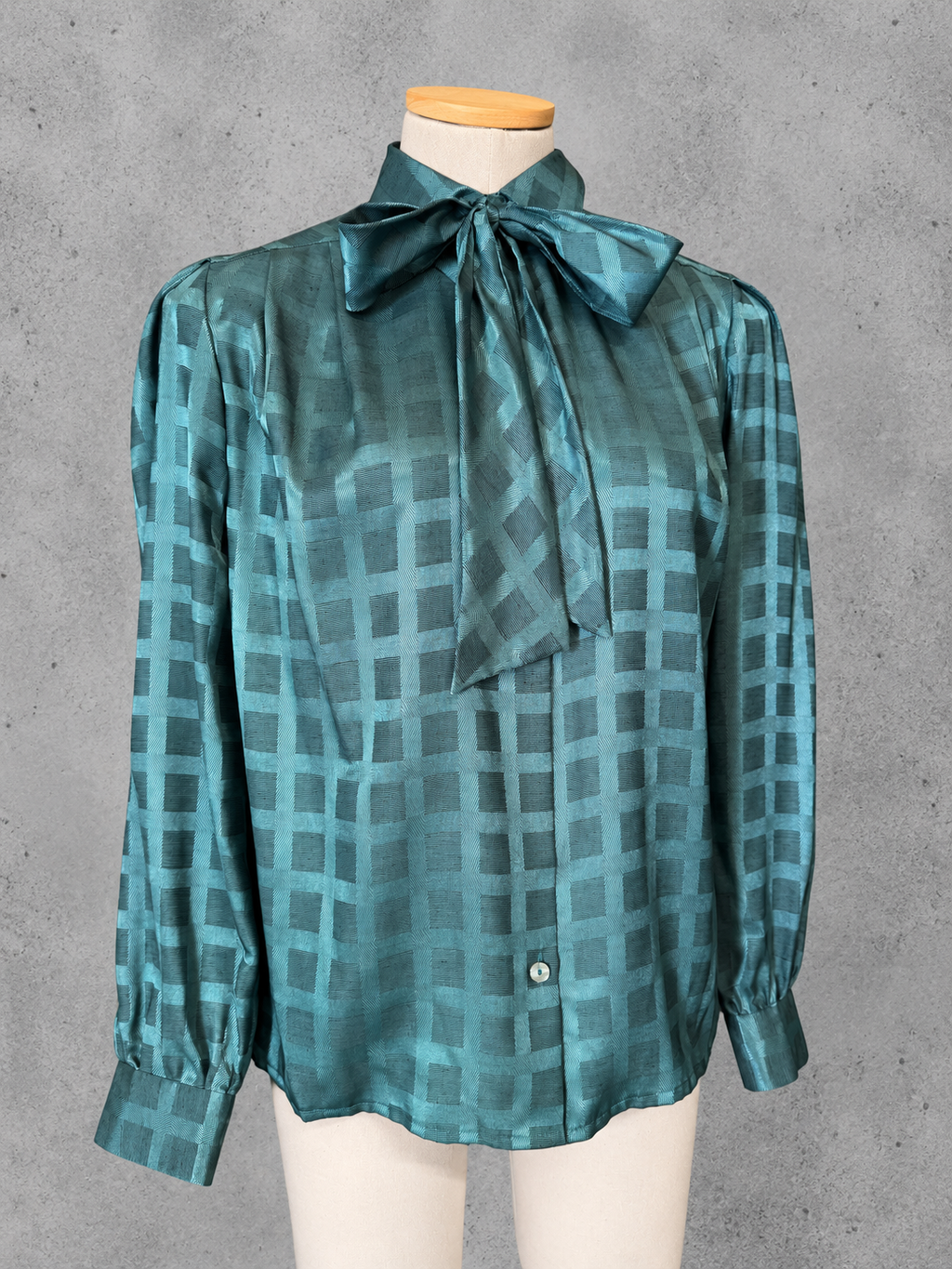 Chemisier rétro vert à col lavallière et carreaux satinées
