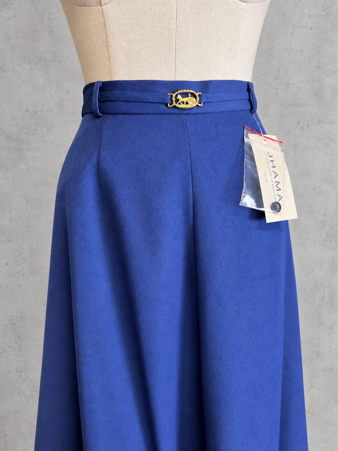 Jupe vintage longue bleu – taille haute, coupe ample évasée, détail boucle dorée à la ceinture
