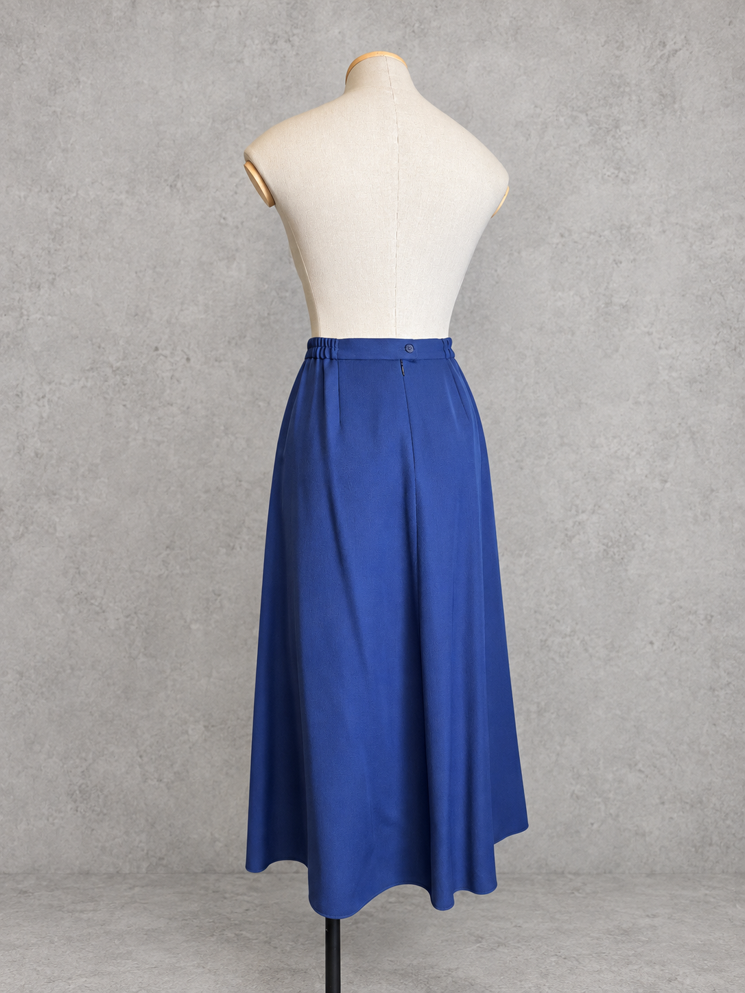 Jupe vintage longue bleu – taille haute, coupe ample évasée, détail boucle dorée à la ceinture