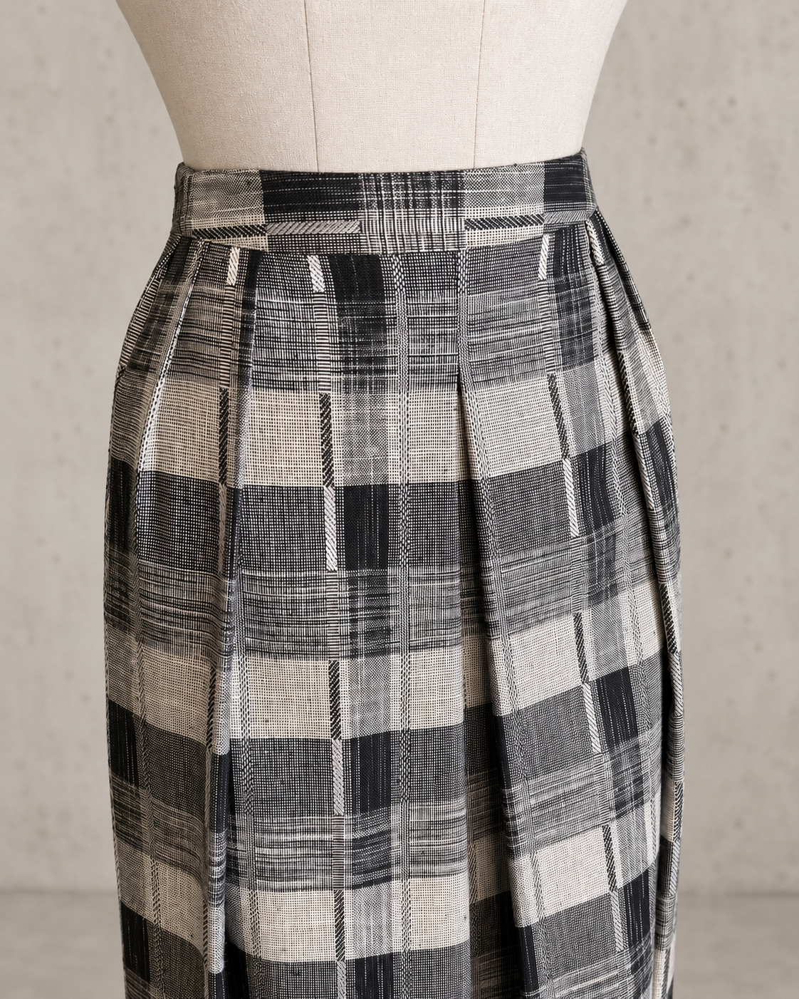 Jupe vintage mi-longue à carreaux noir, gris et écru – taille haute, coupe plissée