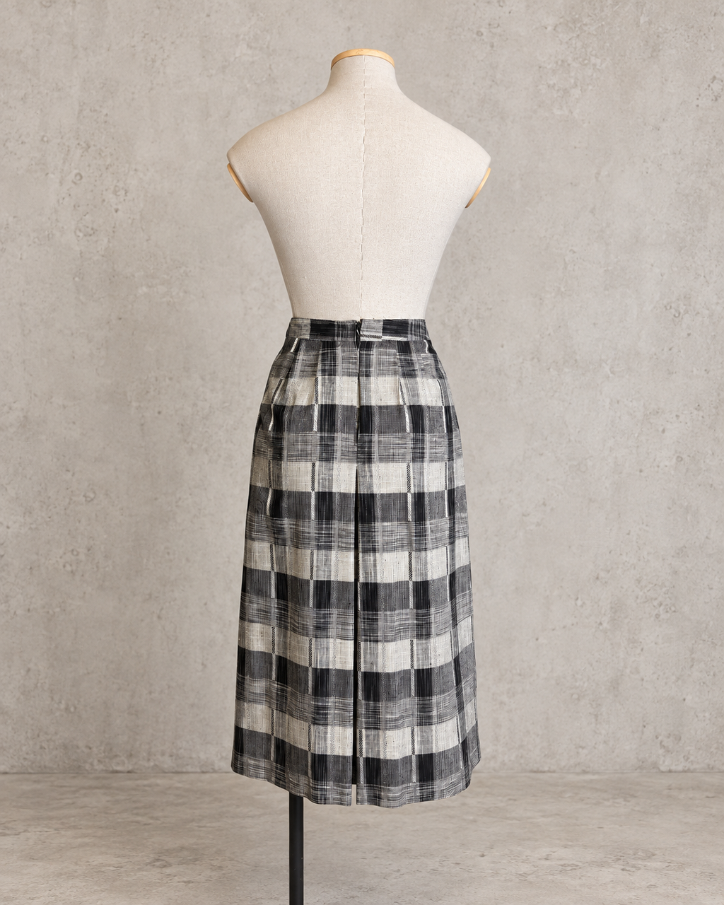 Jupe vintage mi-longue à carreaux noir, gris et écru – taille haute, coupe plissée