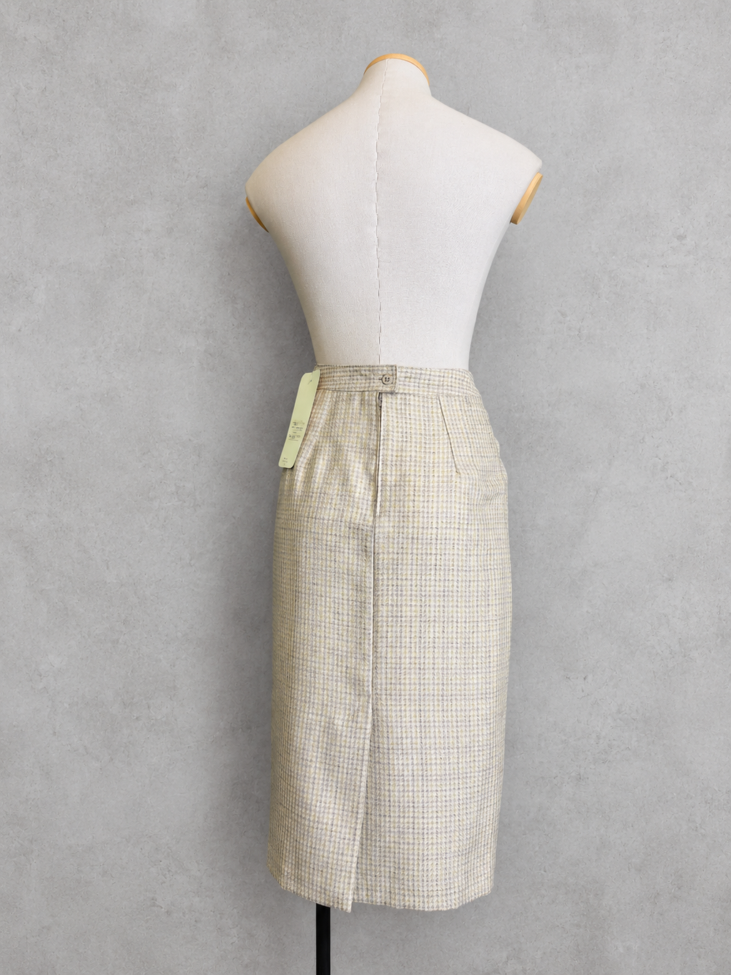 Jupe vintage mi-longue écrue et gris clair à petits carreaux – taille haute, coupe droite ajustée