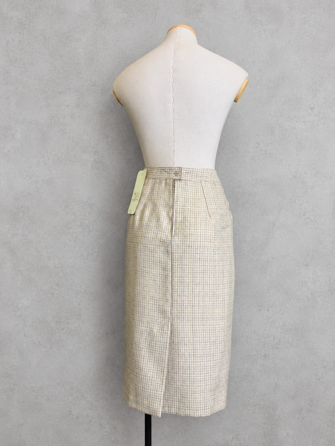 Jupe vintage mi-longue écrue et gris clair à petits carreaux – taille haute, coupe droite ajustée