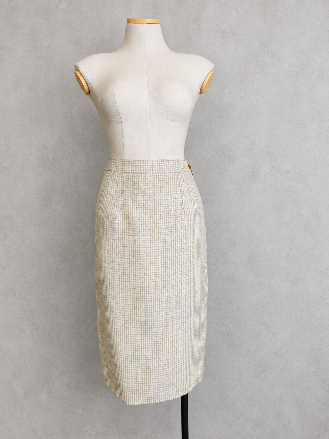 Jupe vintage mi-longue écrue et gris clair à petits carreaux – taille haute, coupe droite ajustée
