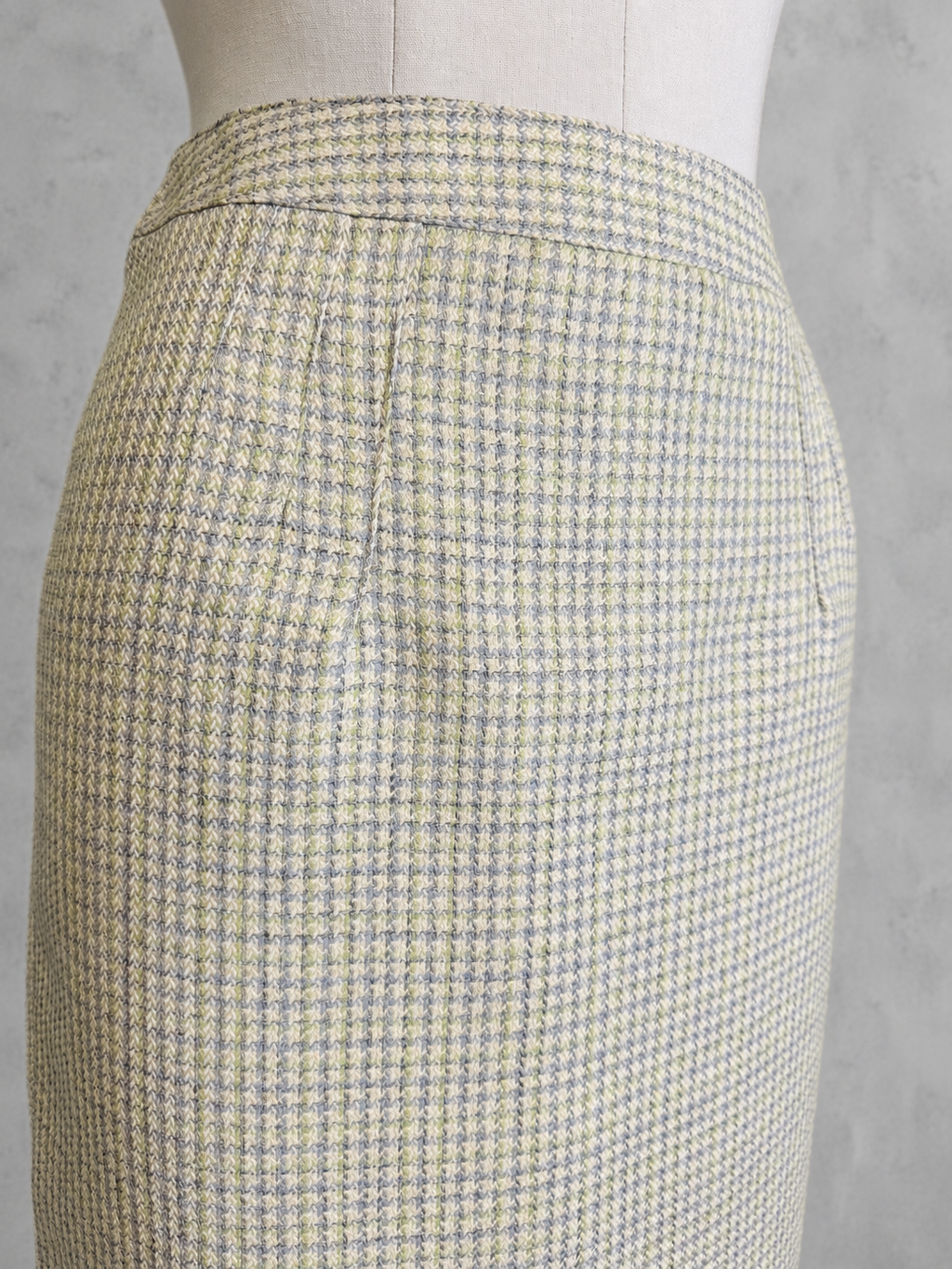 Jupe vintage mi-longue écrue et gris clair à petits carreaux – taille haute, coupe droite ajustée