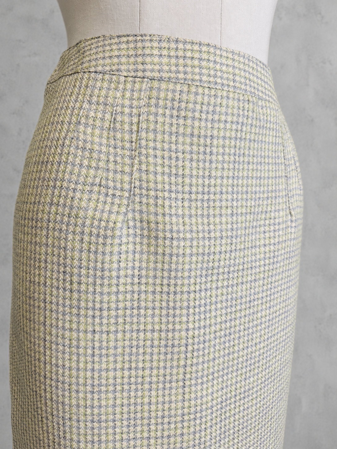 Jupe vintage mi-longue écrue et gris clair à petits carreaux – taille haute, coupe droite ajustée