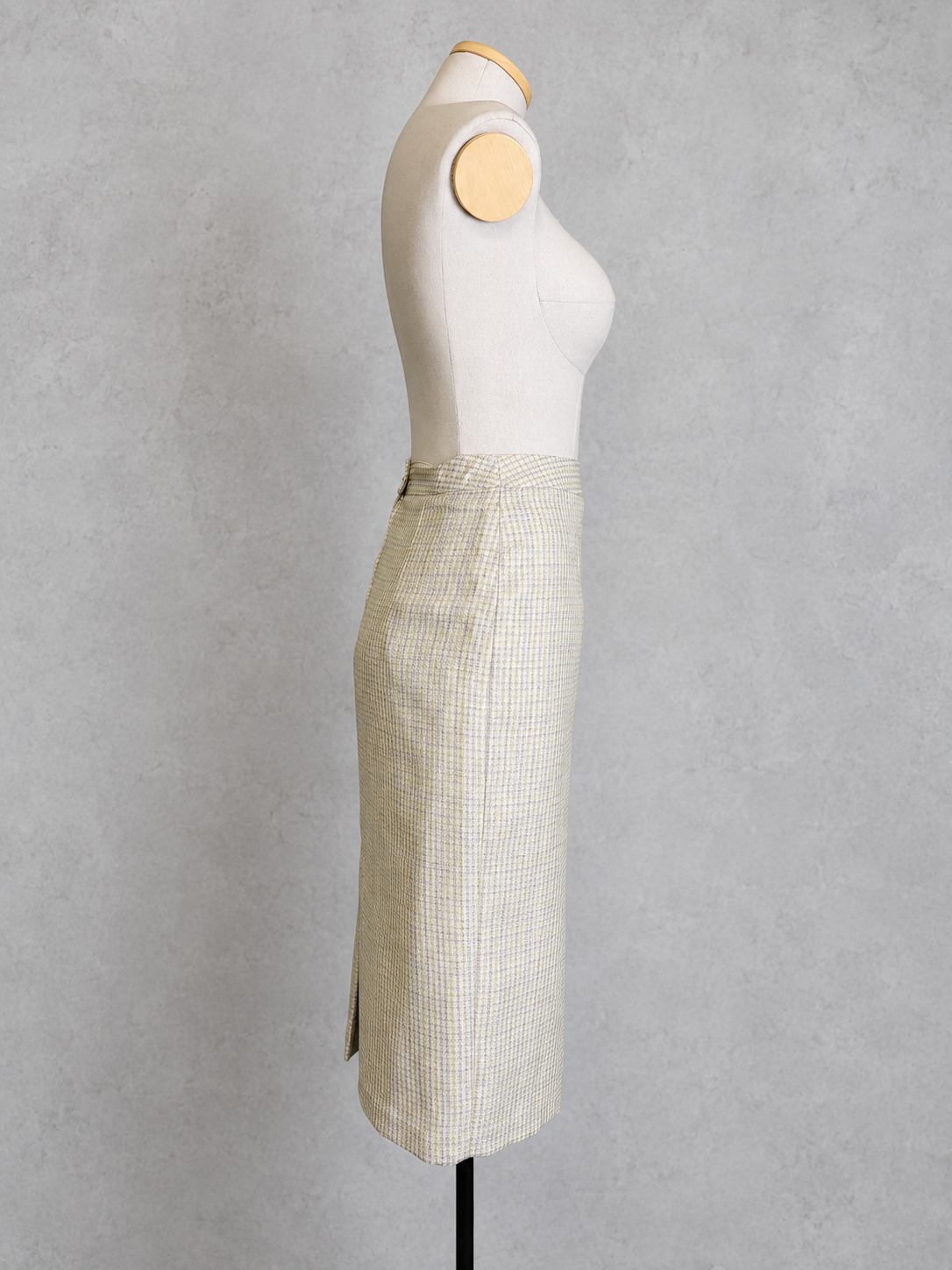 Jupe vintage mi-longue écrue et gris clair à petits carreaux – taille haute, coupe droite ajustée