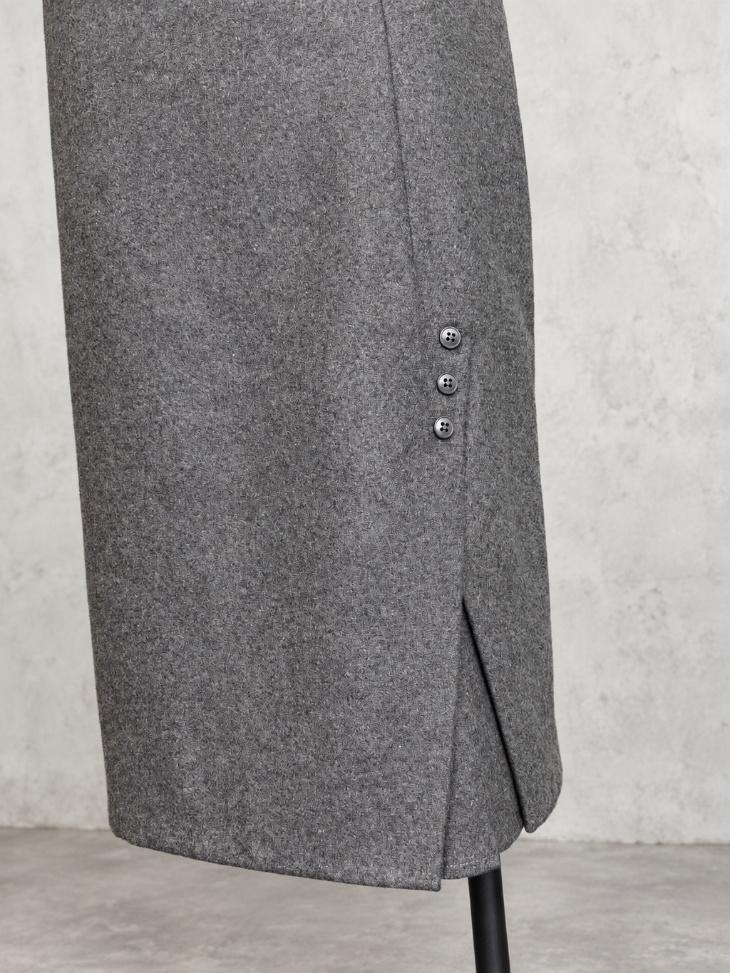 Jupe vintage mi-longue laine gris anthracite – taille haute, coupe droite ajustée, fente et boutons sur le côté