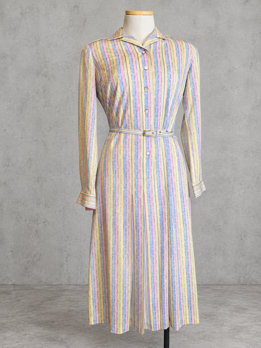Robe vintage mi-longue à rayures pastel jaune pâle, rose et bleu ciel – col chemise, ceinturée à la taille