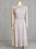 Robe vintage mi-longue à rayures pastel jaune pâle, rose et bleu ciel – col chemise, ceinturée à la taille