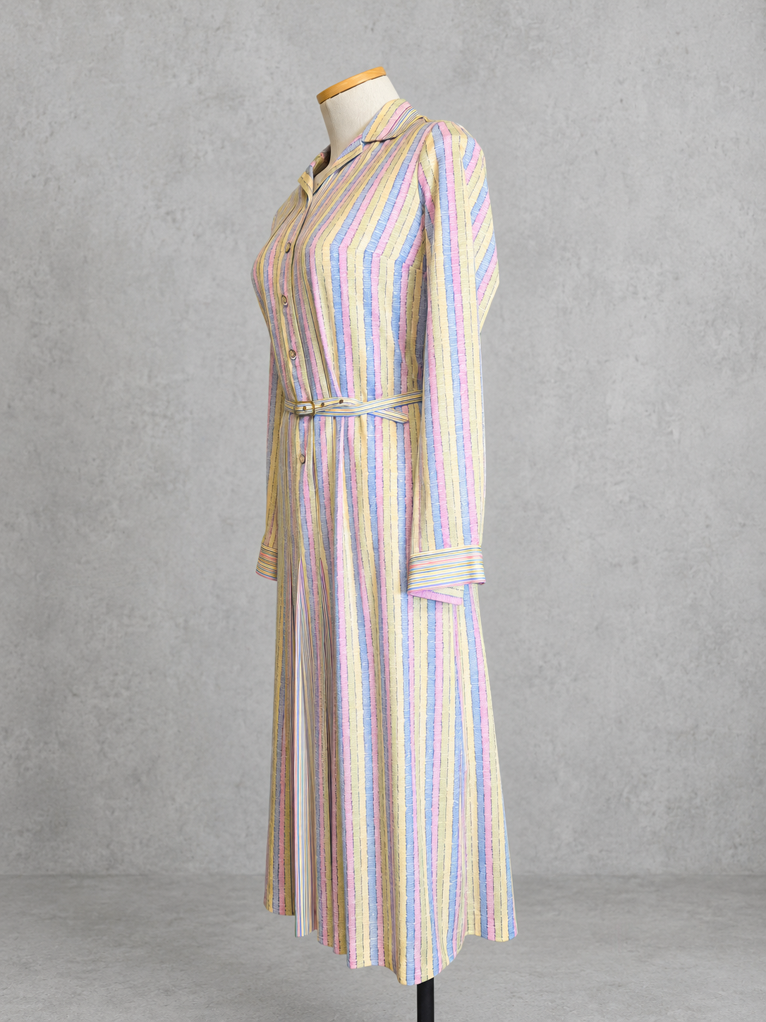 Robe vintage mi-longue à rayures pastel jaune pâle, rose et bleu ciel – col chemise, ceinturée à la taille
