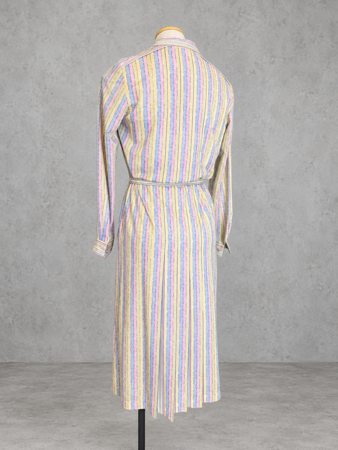 Robe vintage mi-longue à rayures pastel jaune pâle, rose et bleu ciel – col chemise, ceinturée à la taille