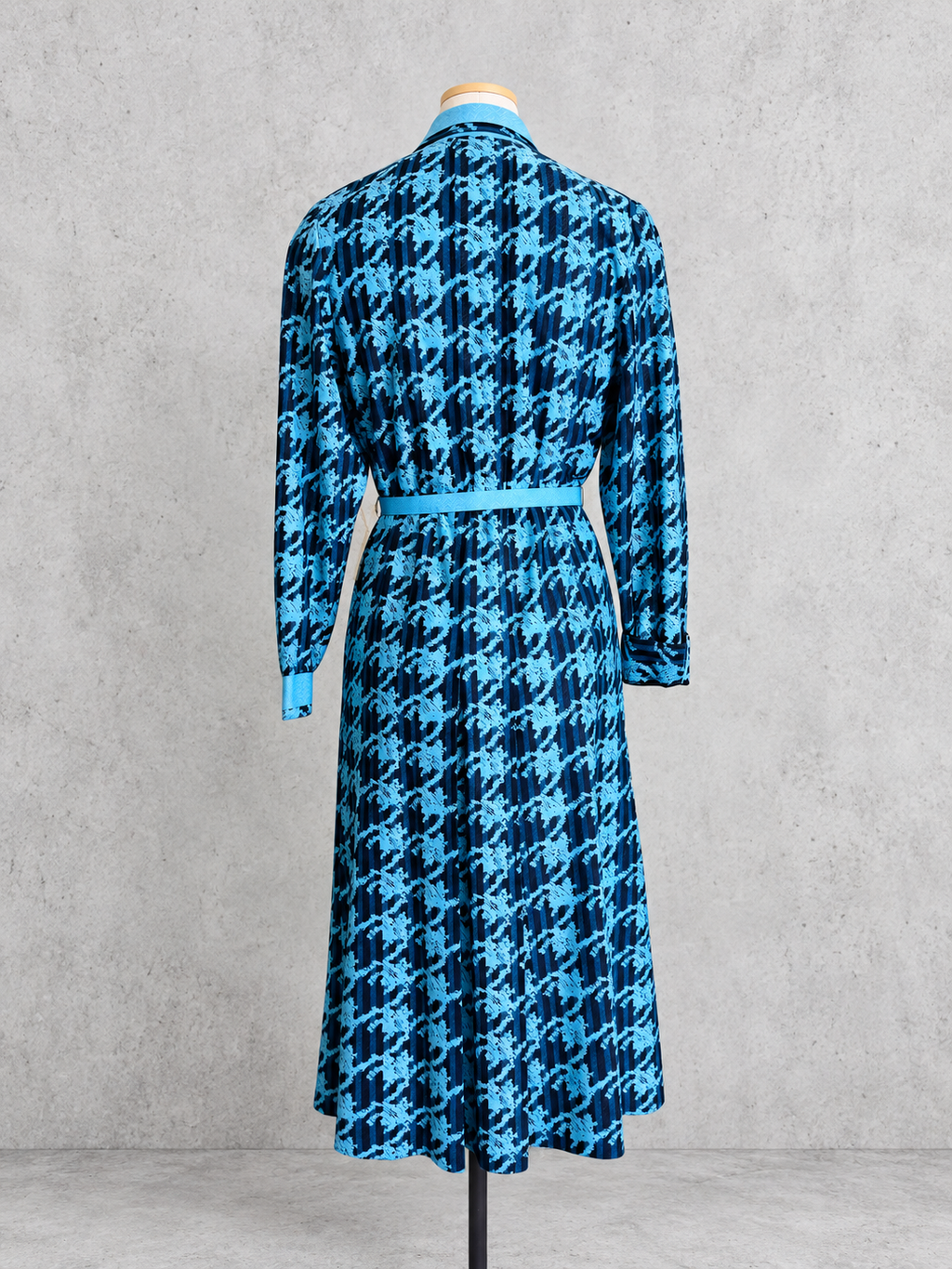 Robe vintage mi-longue tweed imprimé bleu pétrole et bleu ciel – col chemise, ceinturée à la taille