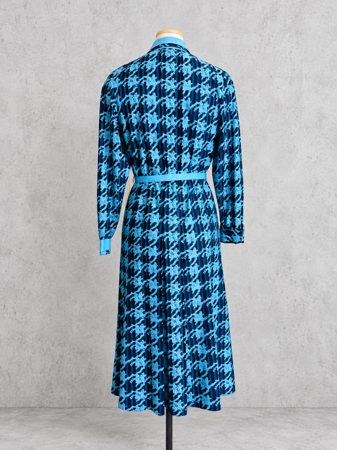 Robe vintage mi-longue tweed imprimé bleu pétrole et bleu ciel – col chemise, ceinturée à la taille