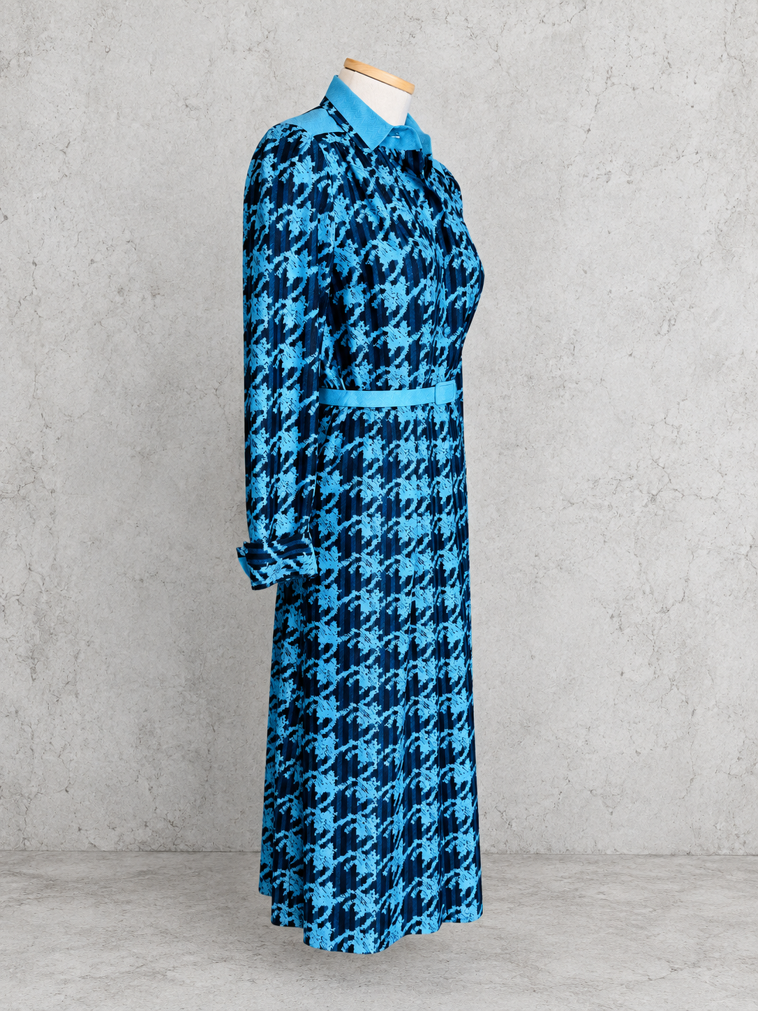 Robe vintage mi-longue tweed imprimé bleu pétrole et bleu ciel – col chemise, ceinturée à la taille