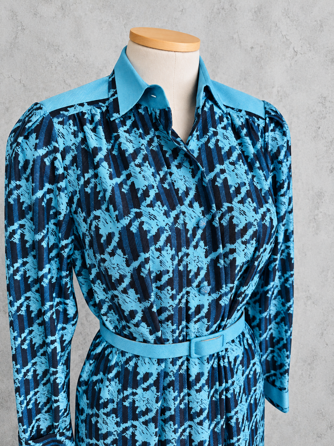 Robe vintage mi-longue tweed imprimé bleu pétrole et bleu ciel – col chemise, ceinturée à la taille