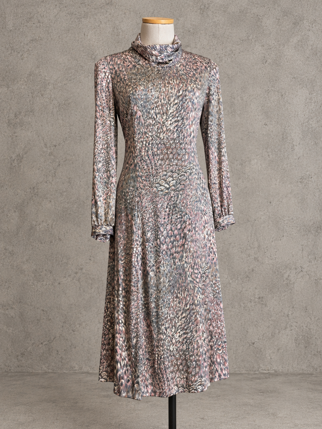 Robe vintage mi-longue gris perle, taupe et rose poudré – col roulé souple, manches longues