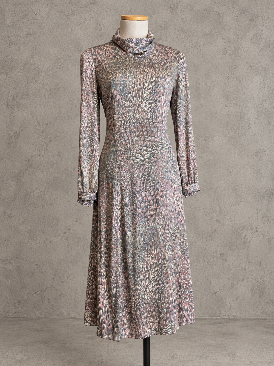 Robe vintage mi-longue gris perle, taupe et rose poudré – col roulé souple, manches longues