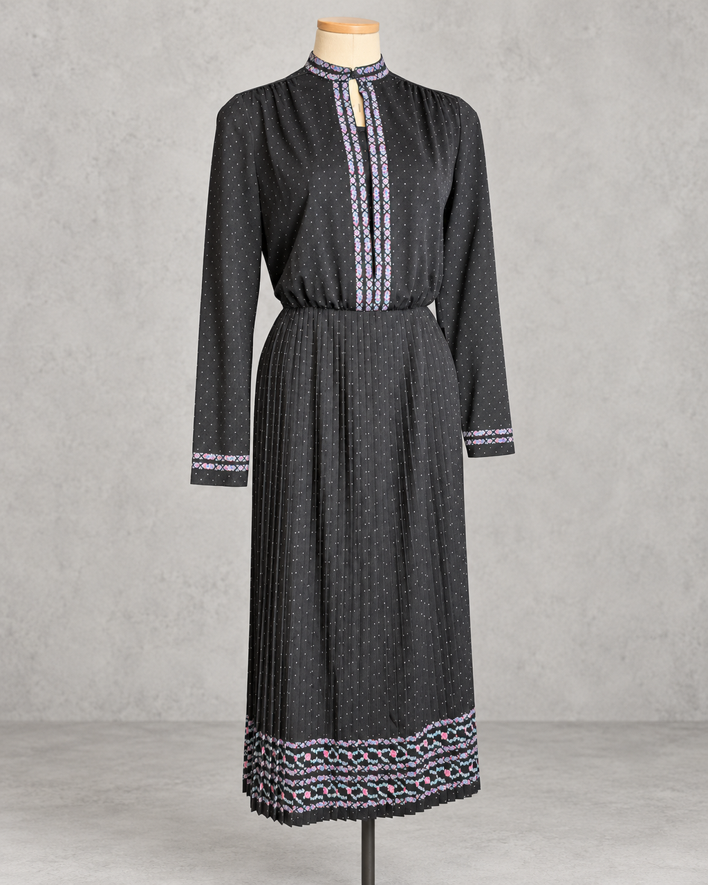 Robe vintage mi-longue marine à petits pois – col officier fendu, détails floraux bleu et rose, jupe plissée