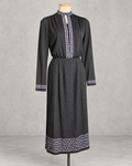 Robe vintage mi-longue marine à petits pois – col officier fendu, détails floraux bleu et rose, jupe plissée
