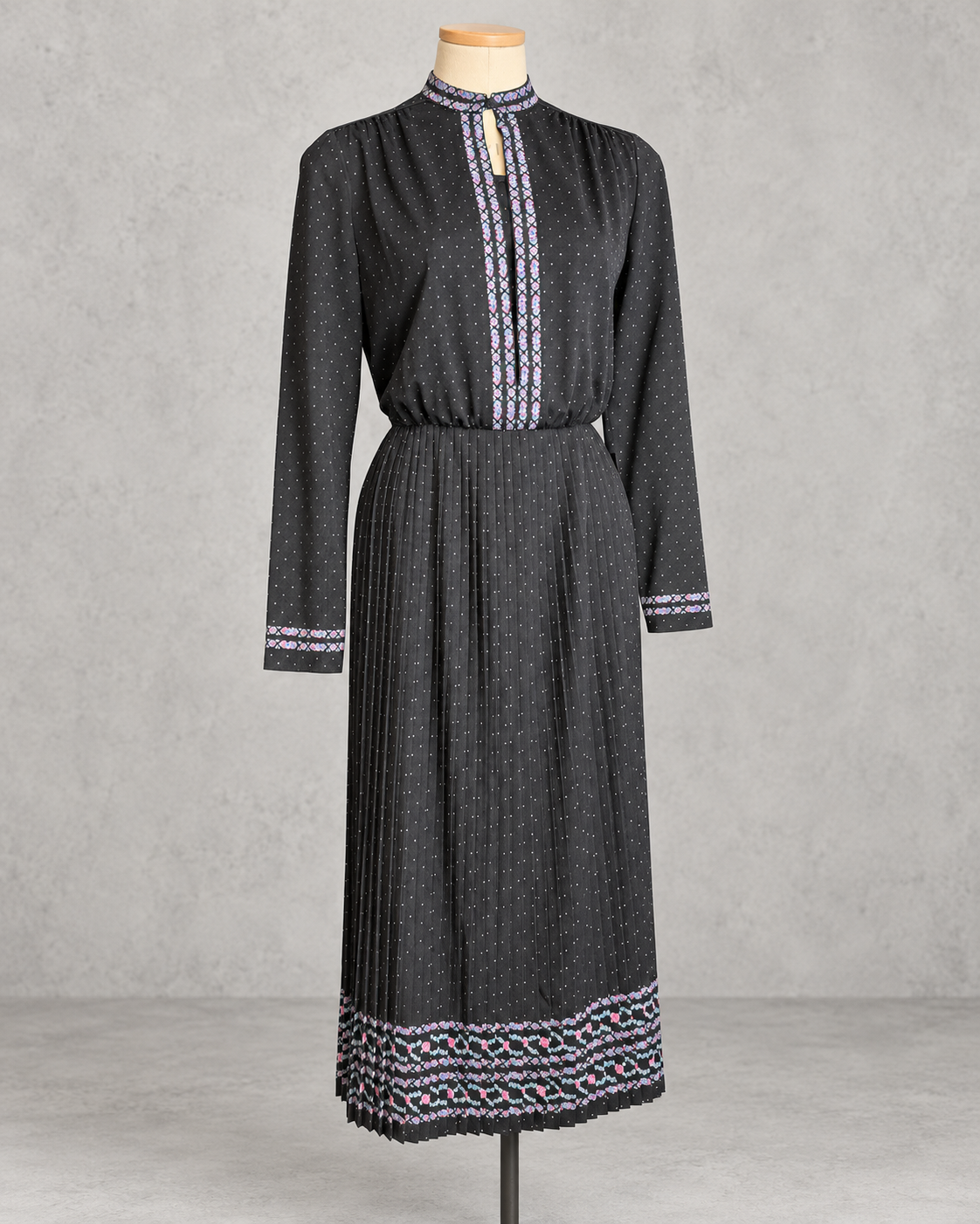 Robe vintage mi-longue marine à petits pois – col officier fendu, détails floraux bleu et rose, jupe plissée