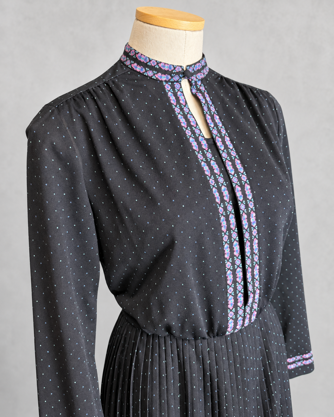 Robe vintage mi-longue marine à petits pois – col officier fendu, détails floraux bleu et rose, jupe plissée