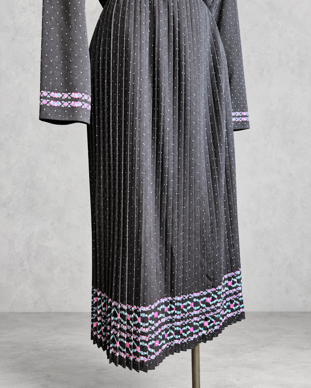 Robe vintage mi-longue marine à petits pois – col officier fendu, détails floraux bleu et rose, jupe plissée