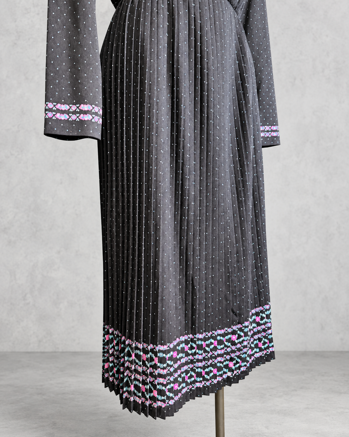 Robe vintage mi-longue marine à petits pois – col officier fendu, détails floraux bleu et rose, jupe plissée