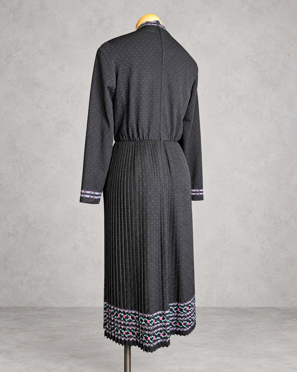 Robe vintage mi-longue marine à petits pois – col officier fendu, détails floraux bleu et rose, jupe plissée