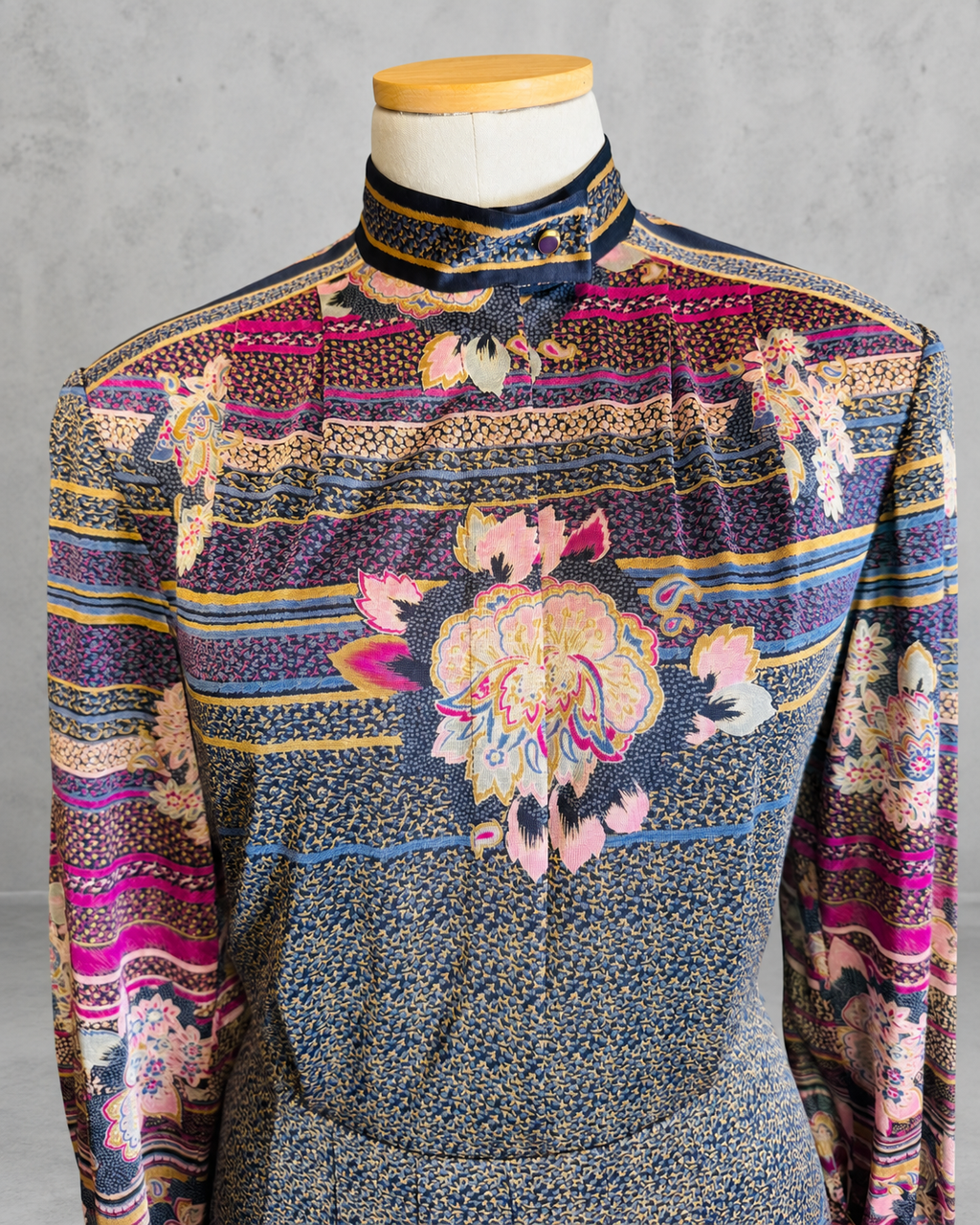 Robe vintage mi-longue bleu marine fuchsia et beige à fleurs – col montant manches longues