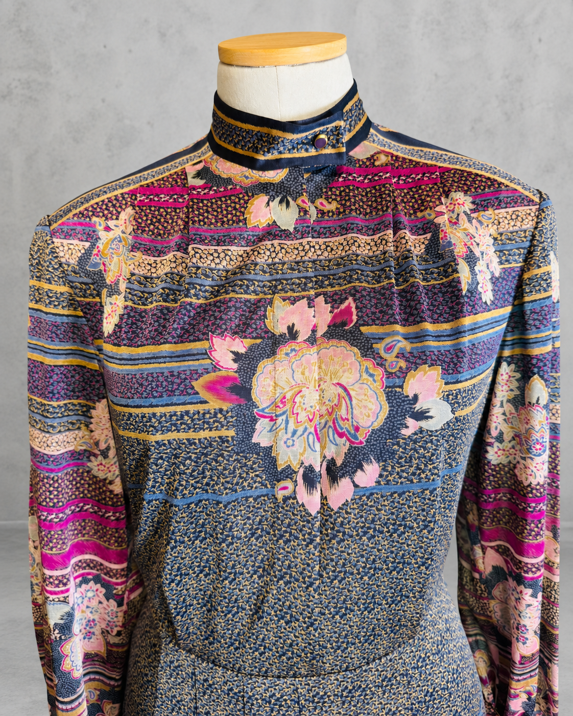 Robe vintage mi-longue bleu marine fuchsia et beige à fleurs – col montant manches longues