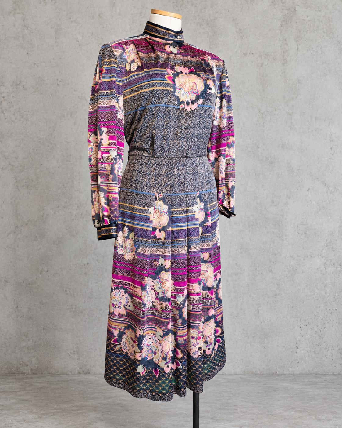 Robe vintage mi-longue bleu marine fuchsia et beige à fleurs – col montant manches longues