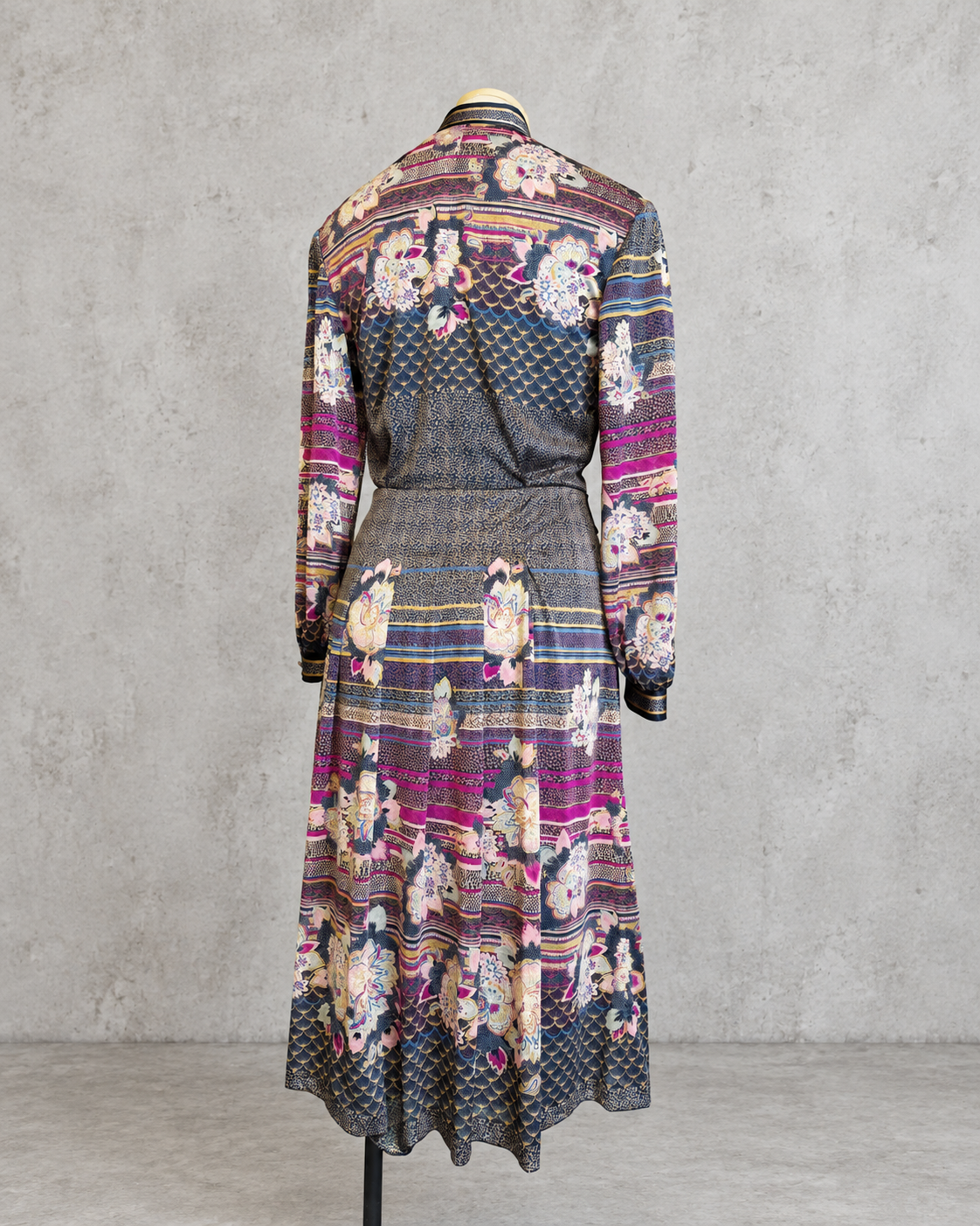 Robe vintage mi-longue bleu marine fuchsia et beige à fleurs – col montant manches longues