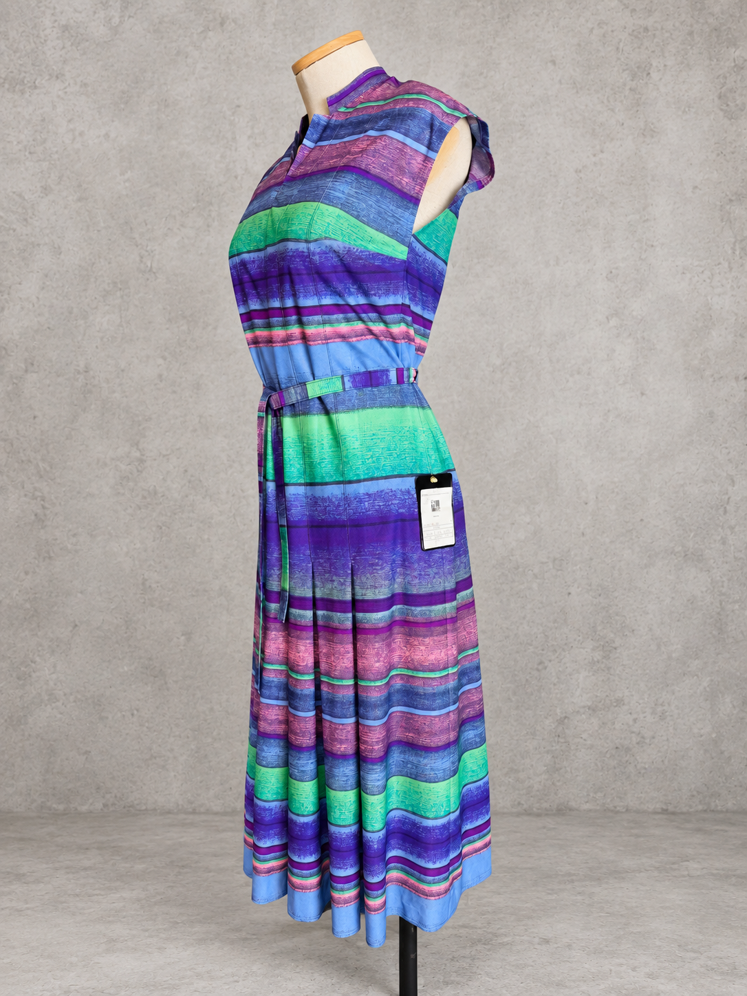Robe vintage longue à rayures bleu, violet, rose et vert – col tunisien, manches courtes, ceinturée à la taille