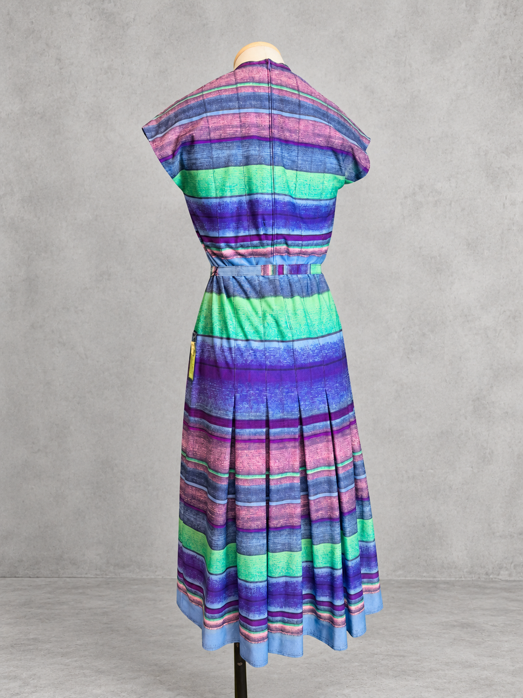 Robe vintage longue à rayures bleu, violet, rose et vert – col tunisien, manches courtes, ceinturée à la taille