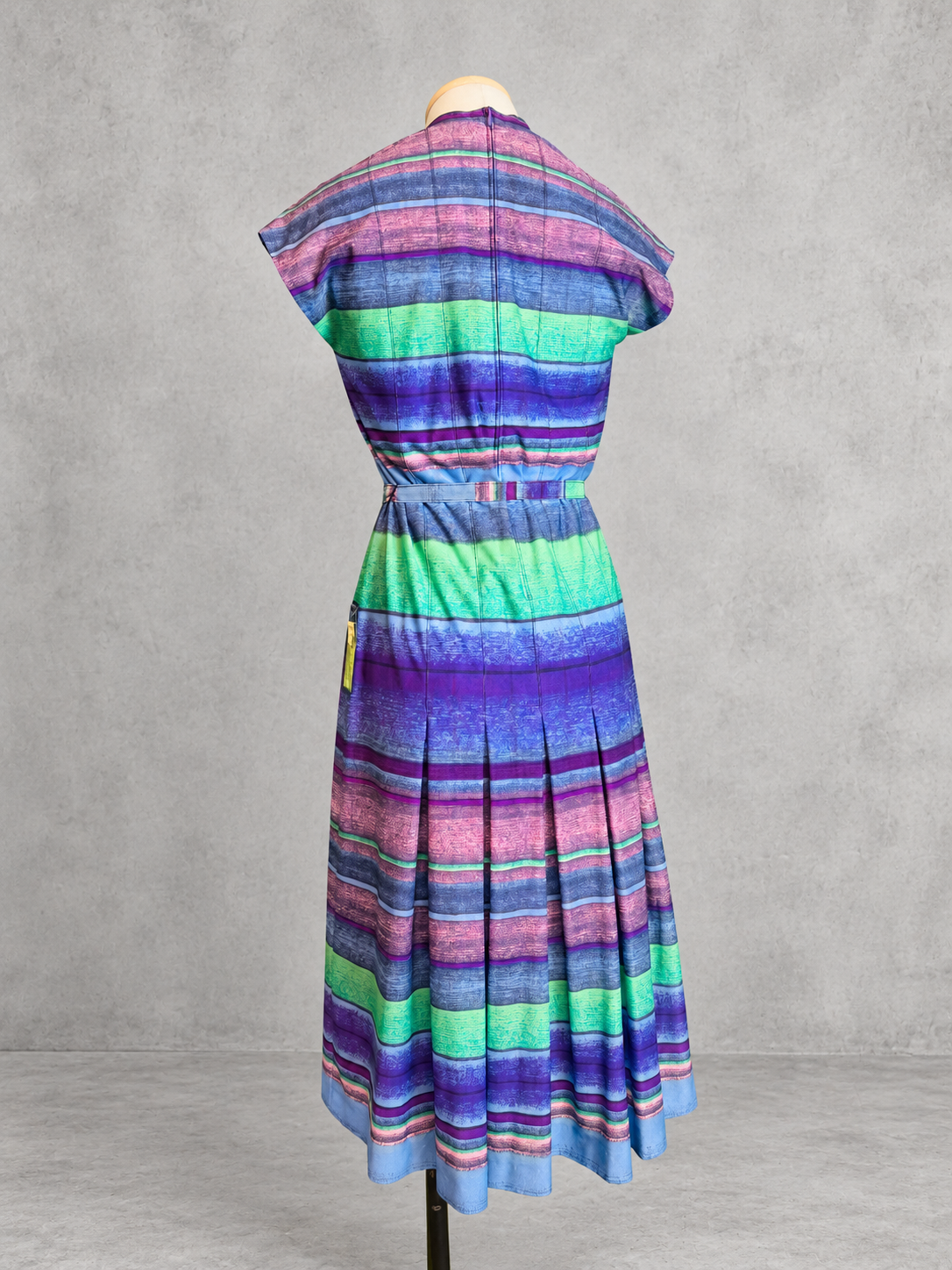 Robe vintage longue à rayures bleu, violet, rose et vert – col tunisien, manches courtes, ceinturée à la taille