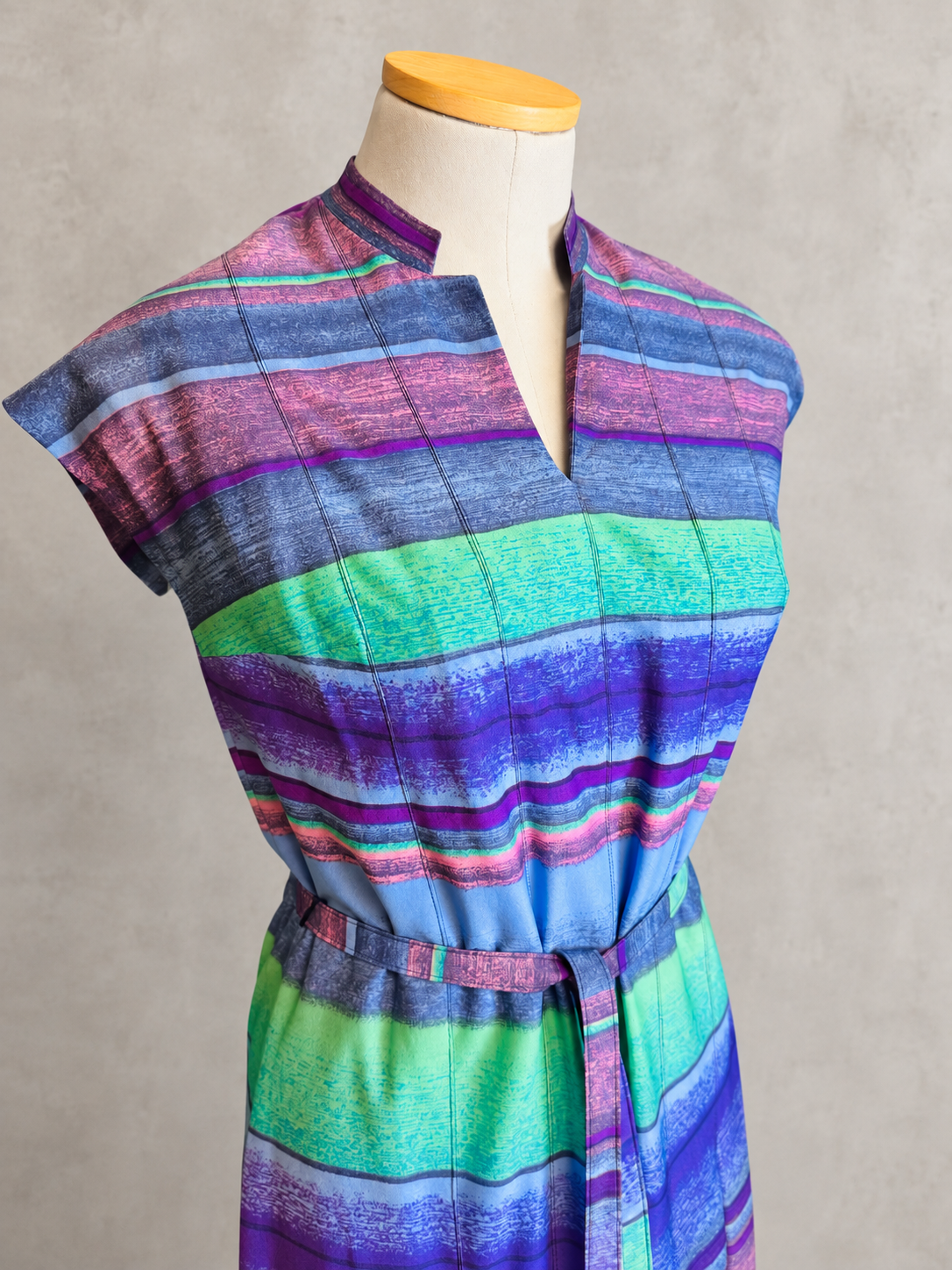 Robe vintage longue à rayures bleu, violet, rose et vert – col tunisien, manches courtes, ceinturée à la taille