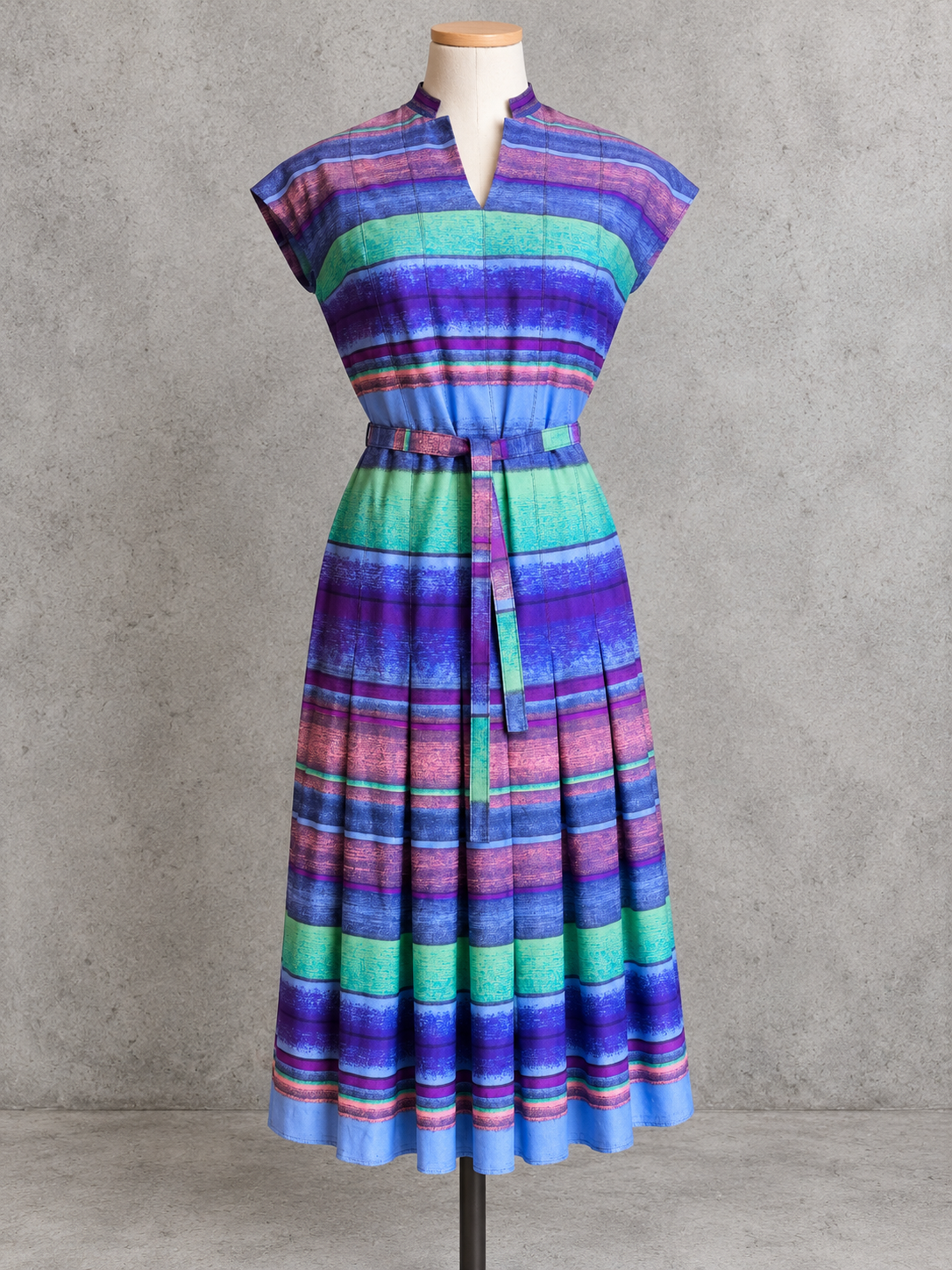 Robe vintage longue à rayures bleu, violet, rose et vert – col tunisien, manches courtes, ceinturée à la taille