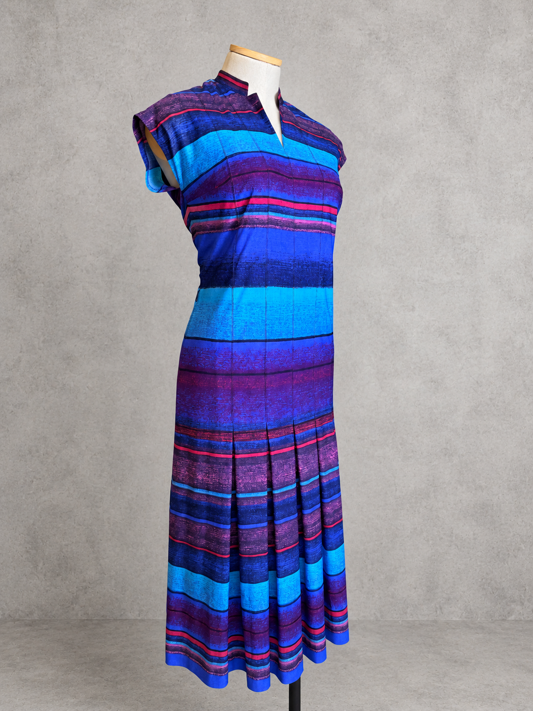 Robe vintage longue bleu électrique, violet et fuchsia à rayures horizontales – col tunisien, manches courtes
