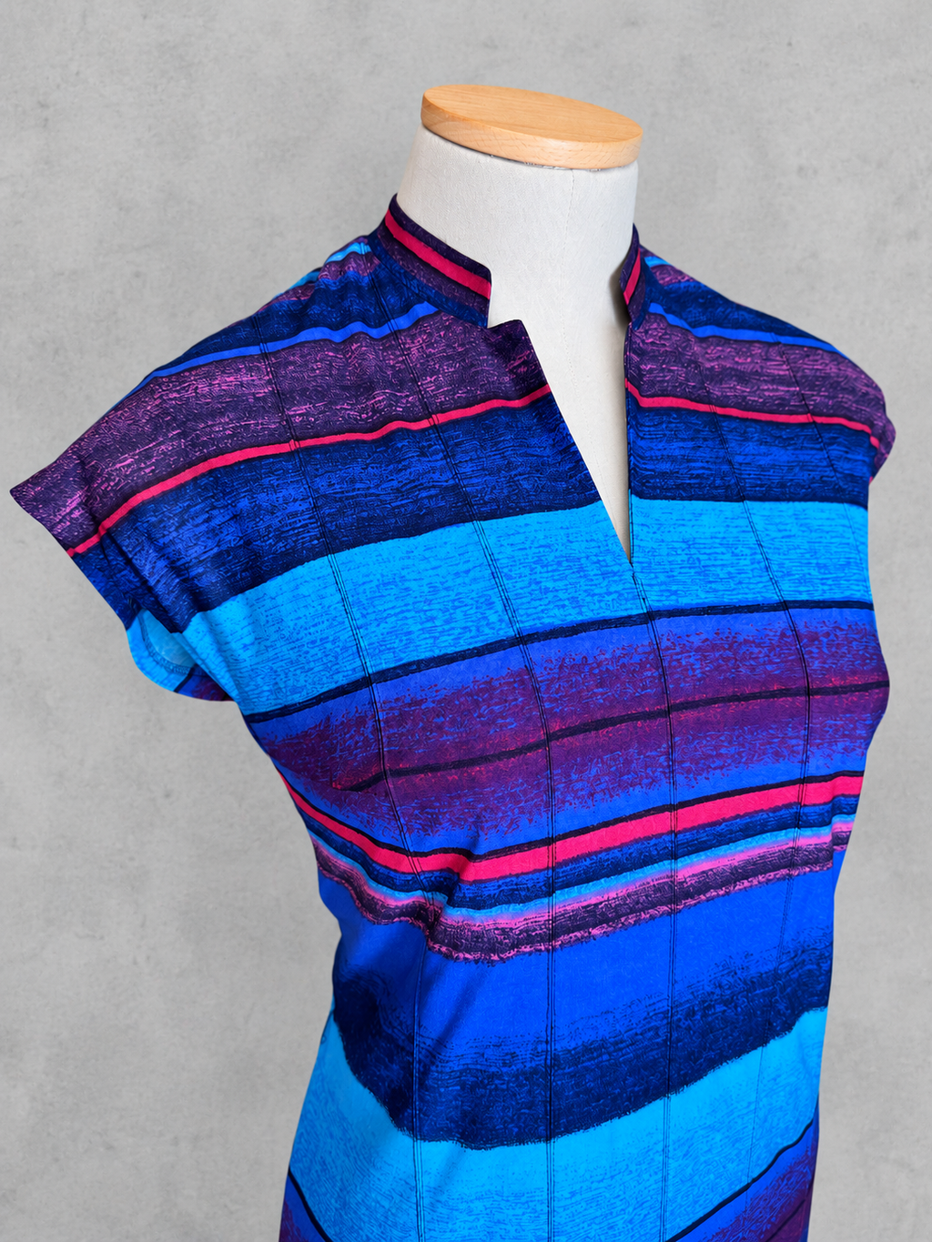 Robe vintage longue bleu électrique, violet et fuchsia à rayures horizontales – col tunisien, manches courtes