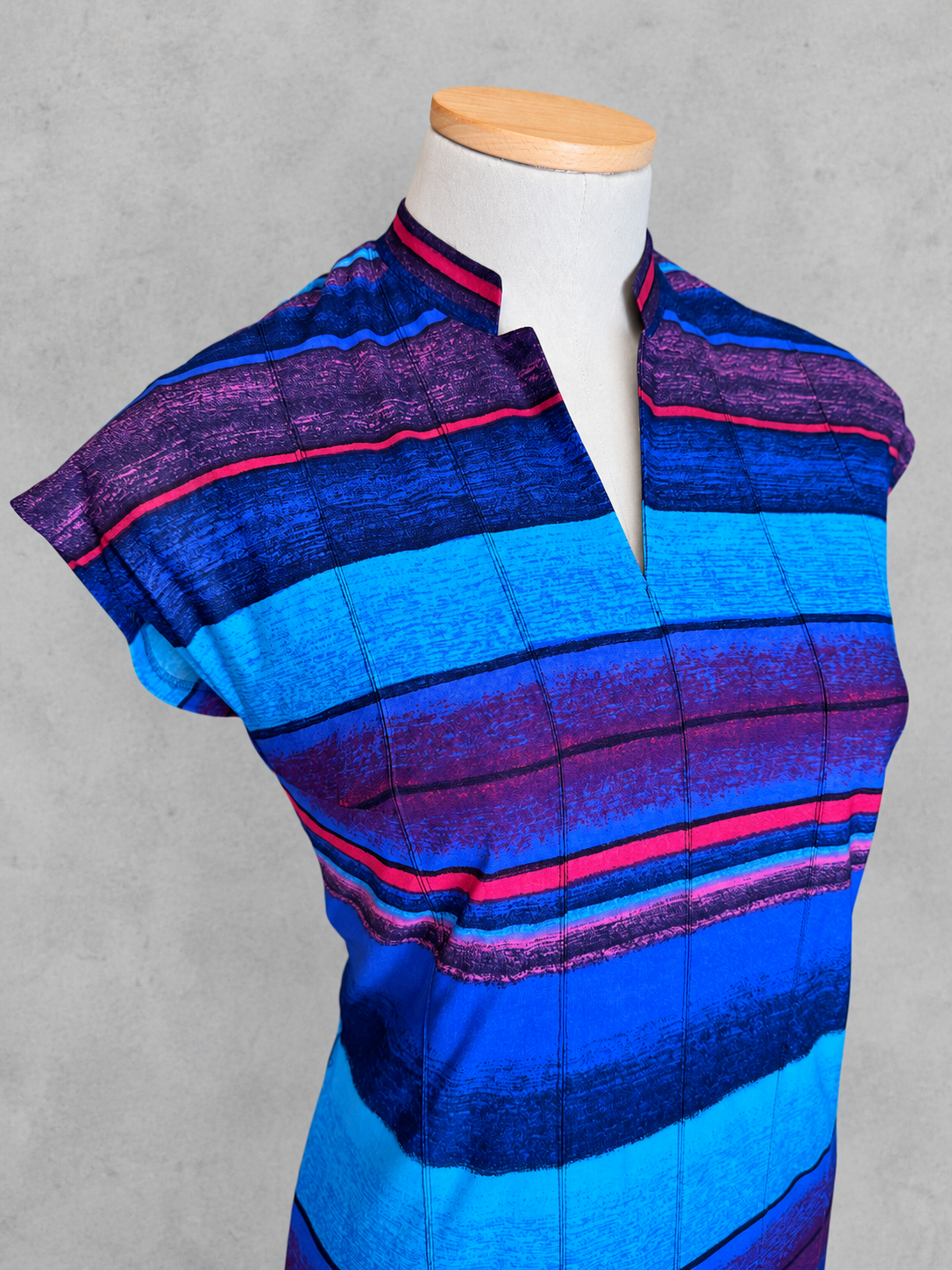 Robe vintage longue bleu électrique, violet et fuchsia à rayures horizontales – col tunisien, manches courtes